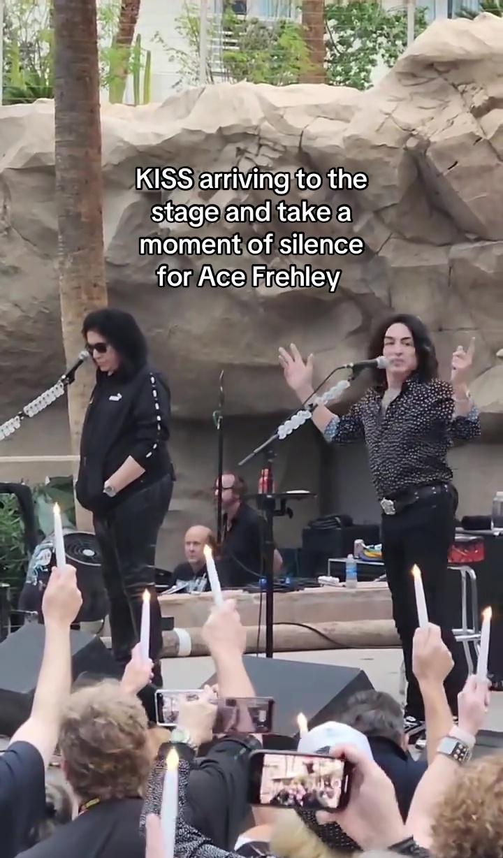 KISS на сцене. Публика, держа в руках зажжённые свечи, погружена в минуту молчания.