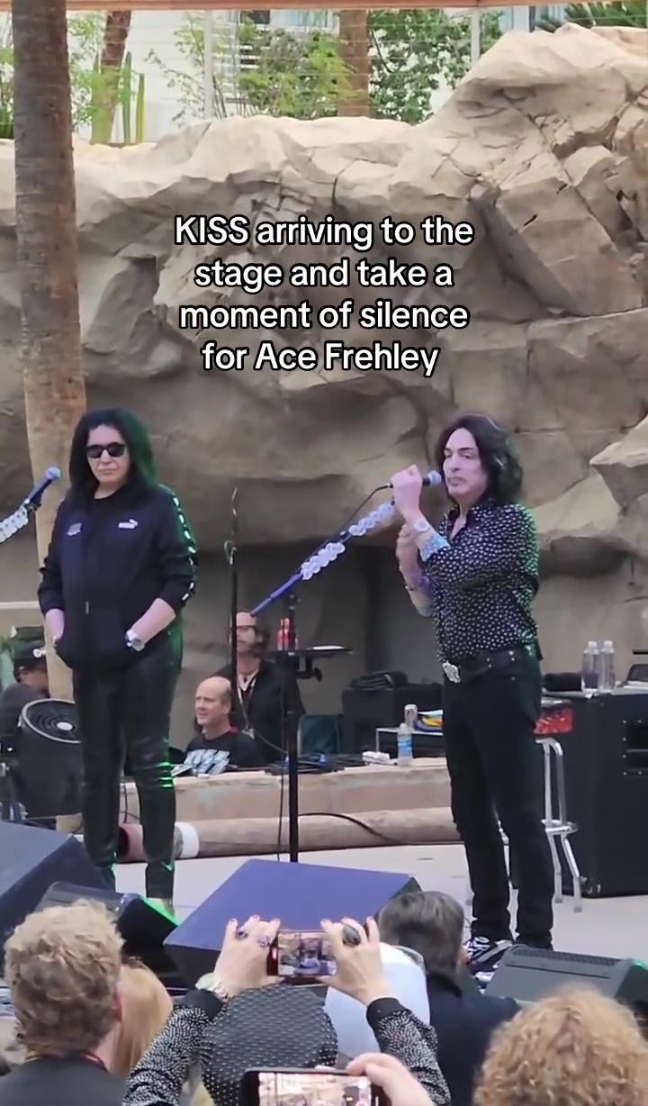 Двое из KISS на сцене, Пол Стэнли говорит в микрофон.