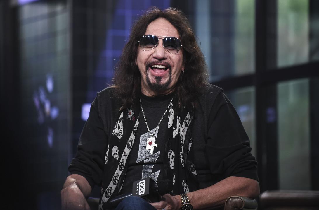 Эйс Фрейли, сооснователь легендарной группы Kiss, запечатлен смеющимся во время интервью.