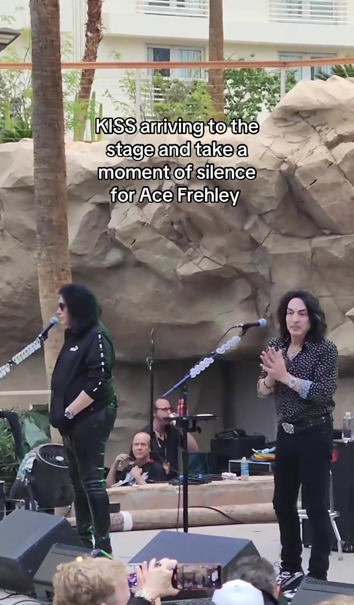 Джин Симмонс и Пол Стэнли из KISS на сцене чествуют Эйса Фрейли.