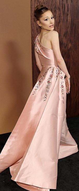 Ариана продемонстрировала свои недавно окрашенные темные волосы, уложенные в стильный высокий пучок с боковым пробором.