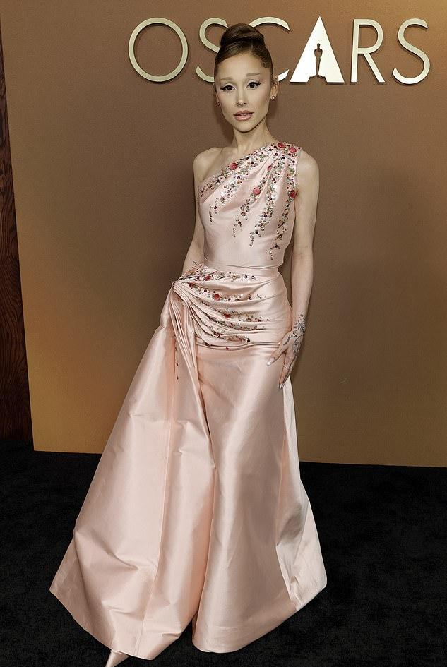 Она покоряла взгляды в нежно-розовом платье на одно плечо, с цветочной вышивкой бисером