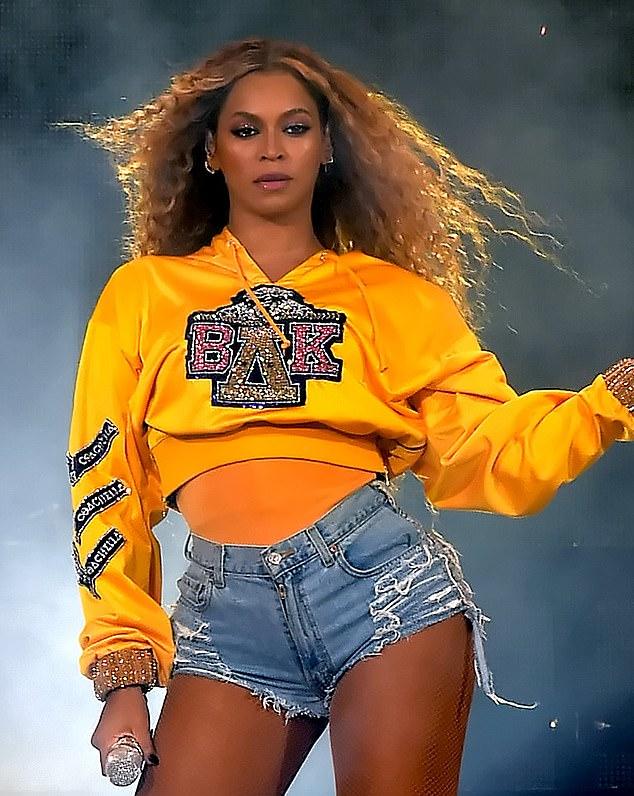 Хардеман впервые привлекла внимание интернета в 2019 году, снявшись в документальном фильме Netflix о знаковом фестивальном выступлении певицы.