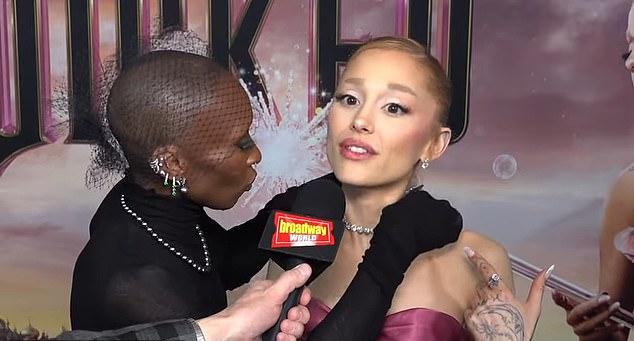 "Прошу прощения," — говорит Эриво, сетуя на "неладное" и беспокойно теребя ожерелье.