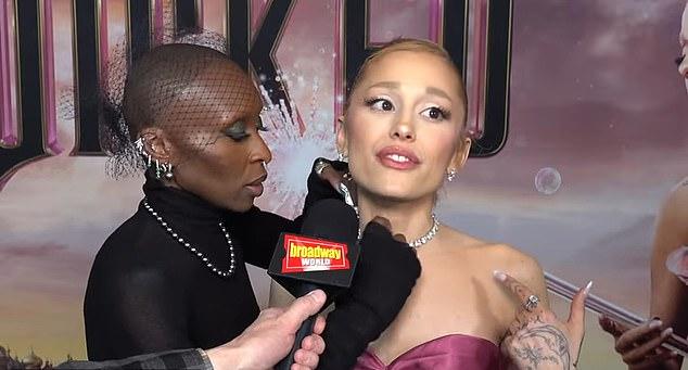 На вновь появившемся видео с промо-тура «Злой» Эриво прерывает интервью, чтобы долго поправлять бриллиантовое ожерелье Гранде.