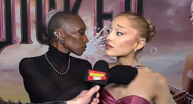 Гранде замечает: "У нее появляется та же "привычка поправлять", что и у Синтии Эриво", пока та крутит ожерелье, показывая застежку и снова поворачивая его.