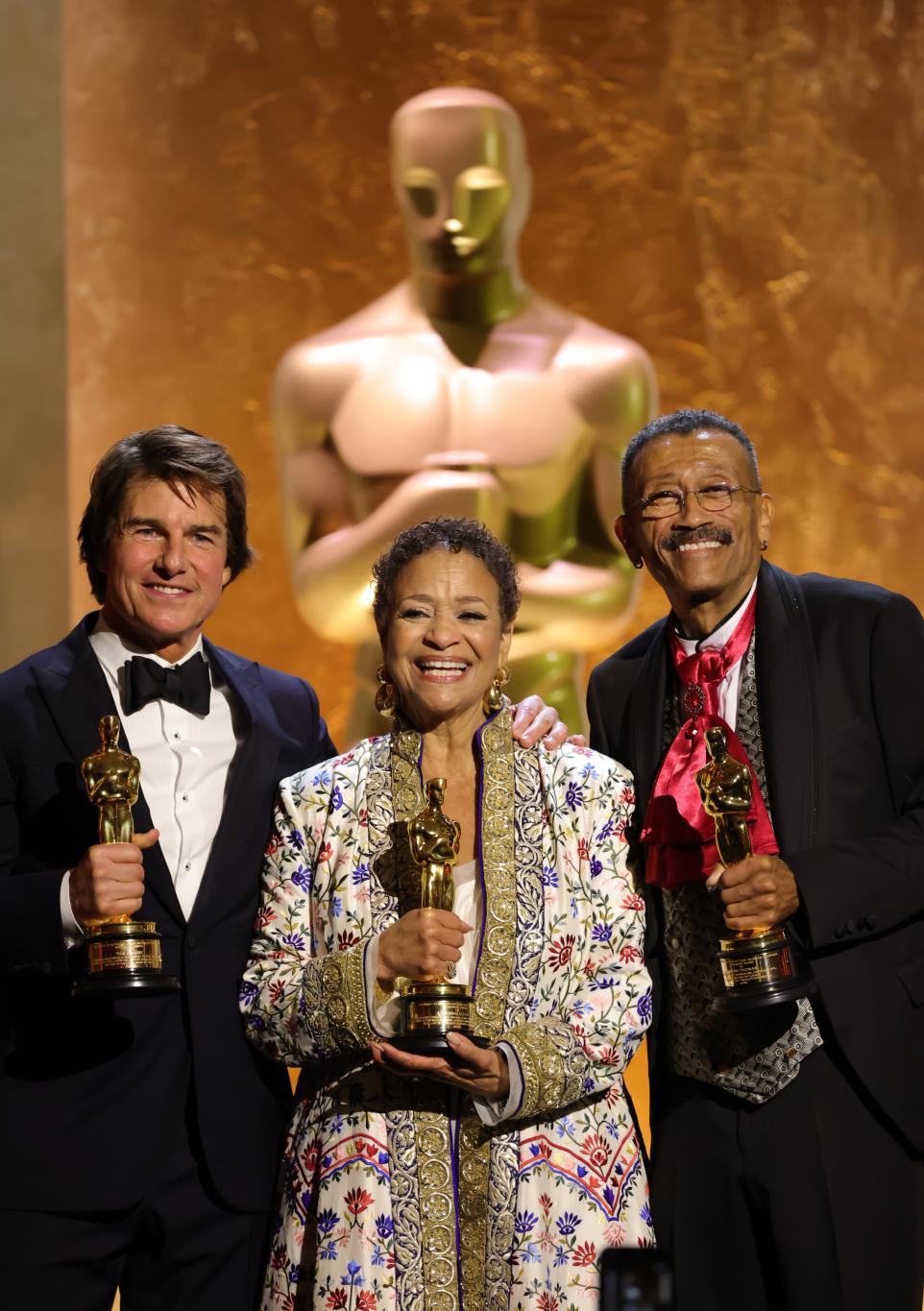 Том Круз, Дебби Аллен и Уинн Томас с «Оскарами» на Governors Awards в 2025 году.