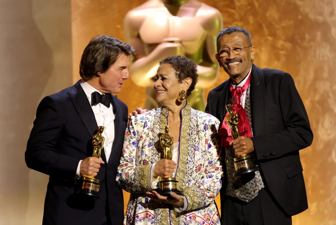 Том Круз, Дебби Аллен и Уинн Томас с "Оскарами" на Губернаторской премии в 2025 году.
