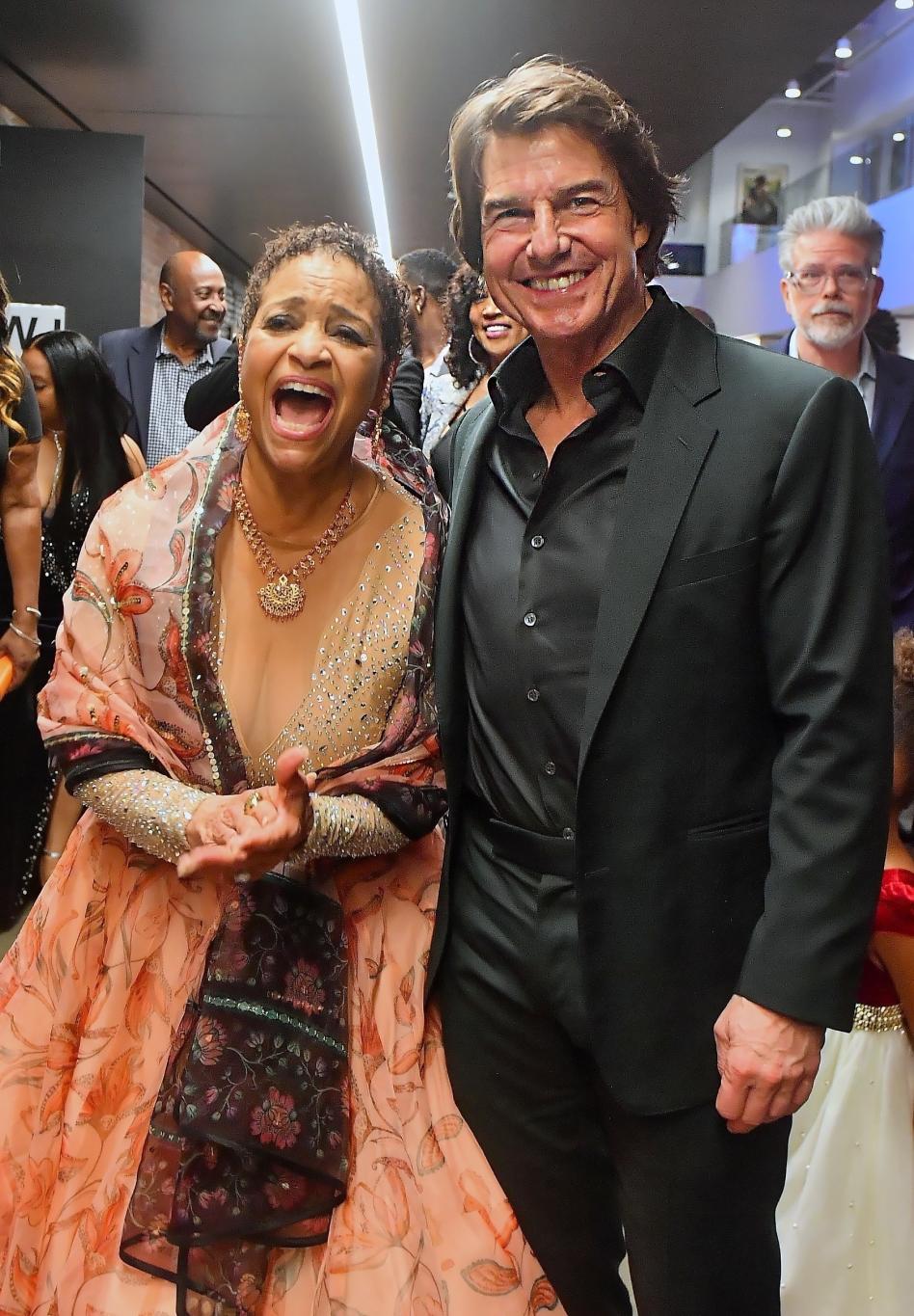 Том Круз и Дебби Аллен позируют для снимка.