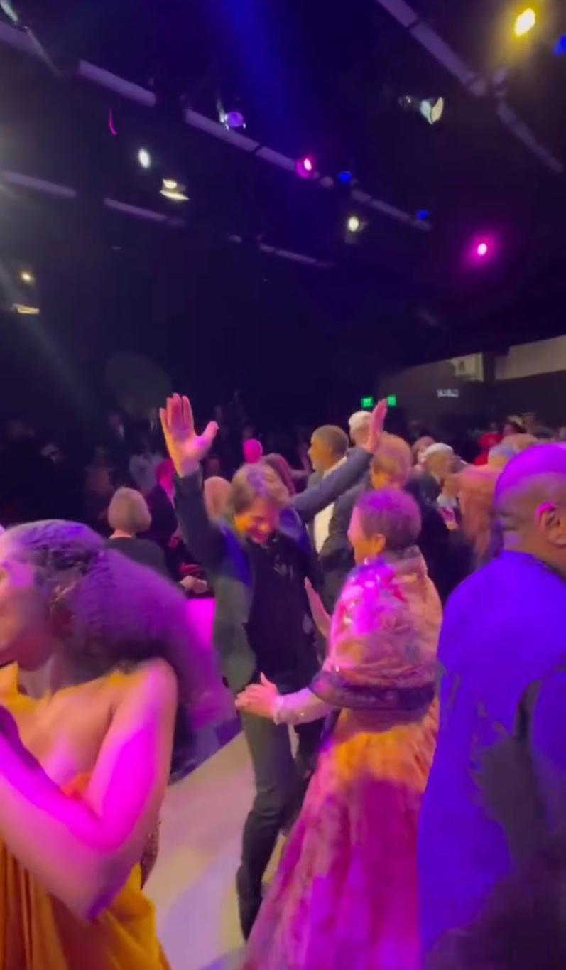 Том Круз танцует с Дебби Аллен на вечеринке.