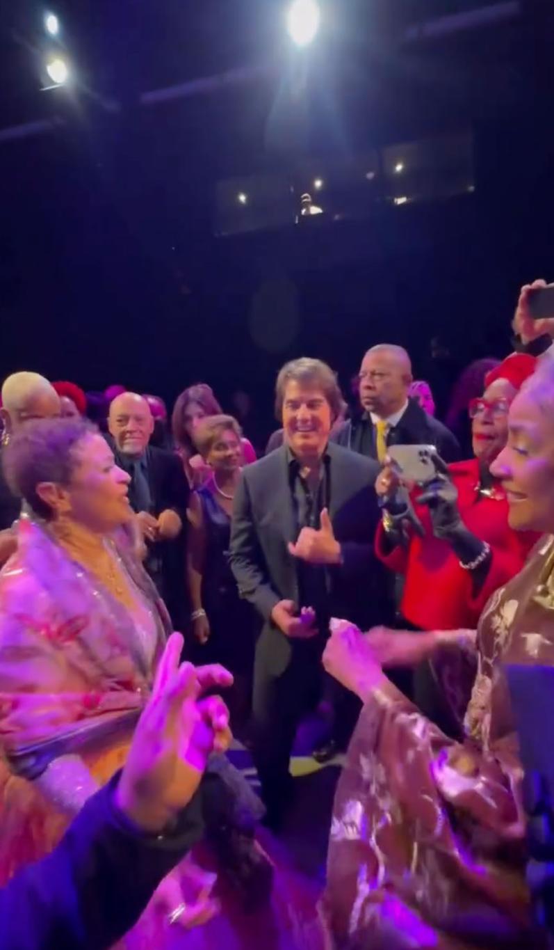 Том Круз танцует с Дебби Аллен, Дженнифер Льюис и Фелисией Рашад на вечеринке.