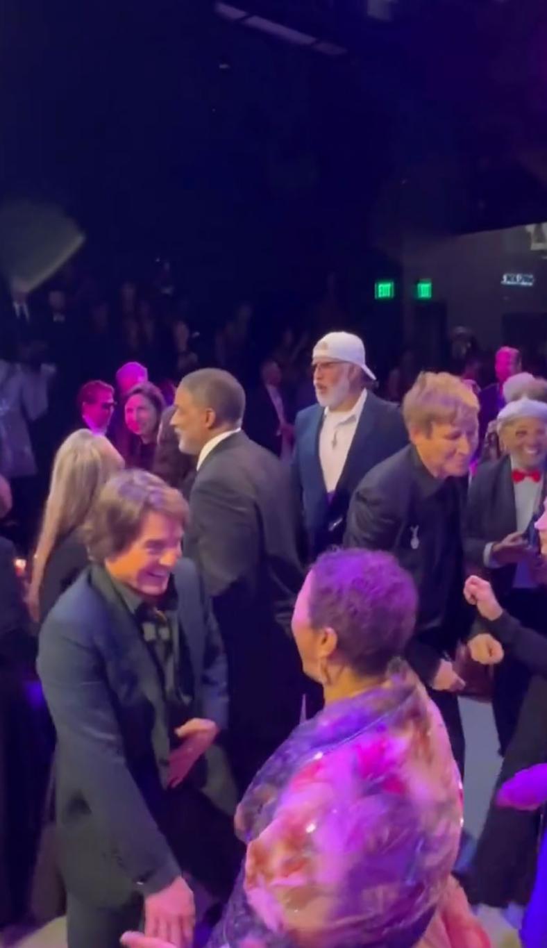 Том Круз зажигательно танцует с Дебби Аллен на вечеринке.