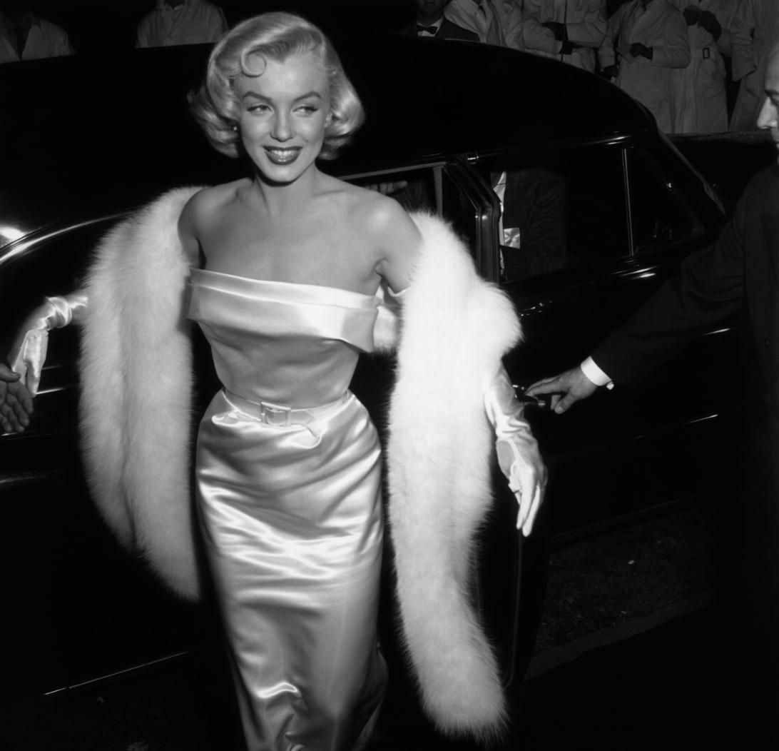 Легендарная Мэрилин Монро прибывает на премьеру фильма, начинающегося с «There».