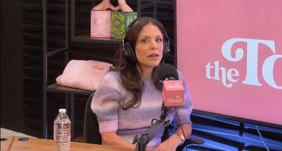 Ведущая подкаста в наушниках говорит в микрофон.