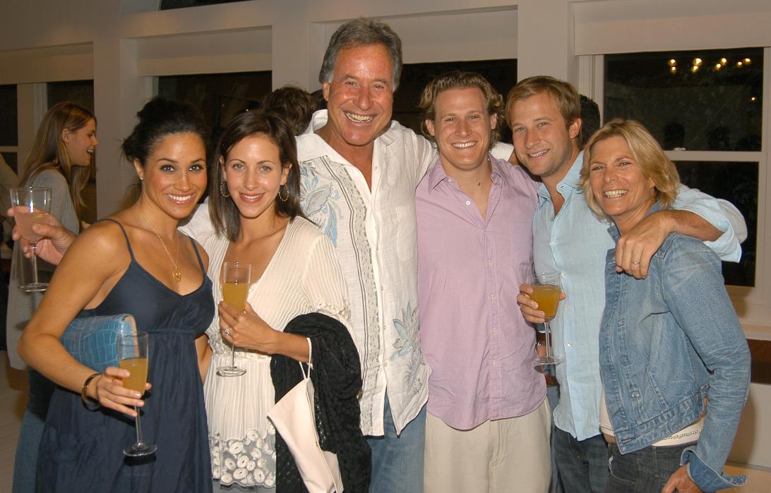 Меган Маркл, Эми Гросс, Нахум Гросс, Тревор Энгельсон, Майкл Гросс и Сэнди Гросс присутствовали на мероприятии.