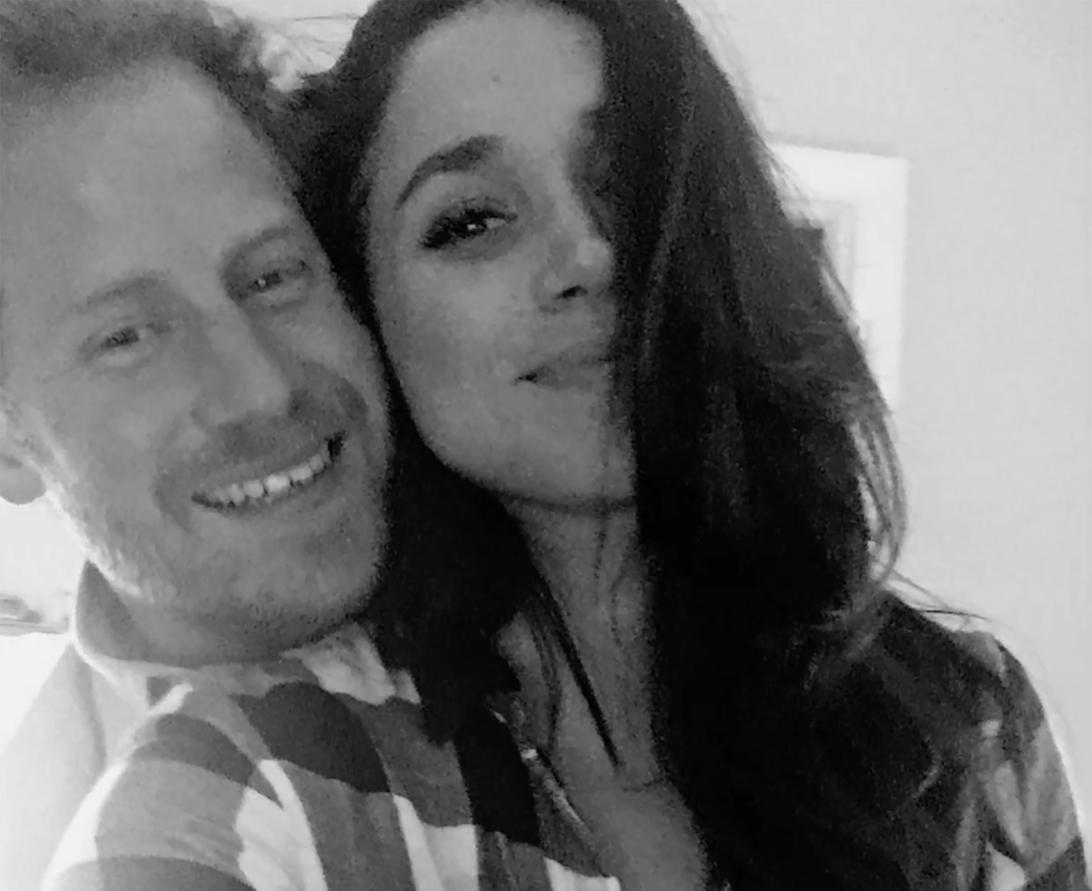 Улыбающиеся Гарри и Меган Маркл на селфи.