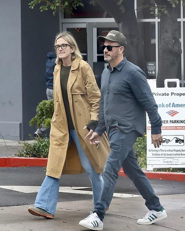 Джимми Киммел с женой Молли Макнирни были замечены в Лос-Анджелесе после смерти его друга детства, бэнд-лидера Клето Эскобедо III.