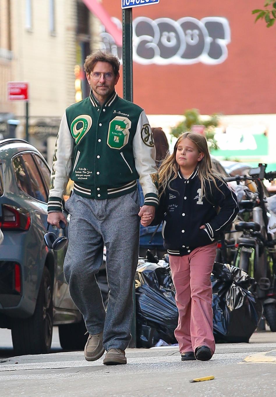 Брэдли Купер и Леа Де Сейн прогуливались по улице, крепко держась за руки.