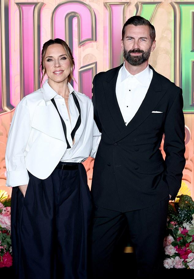 Солистка Spice Girls, чей роман с австралийской моделью стал публичным год назад, предстала в стильном костюме под стать избраннику.