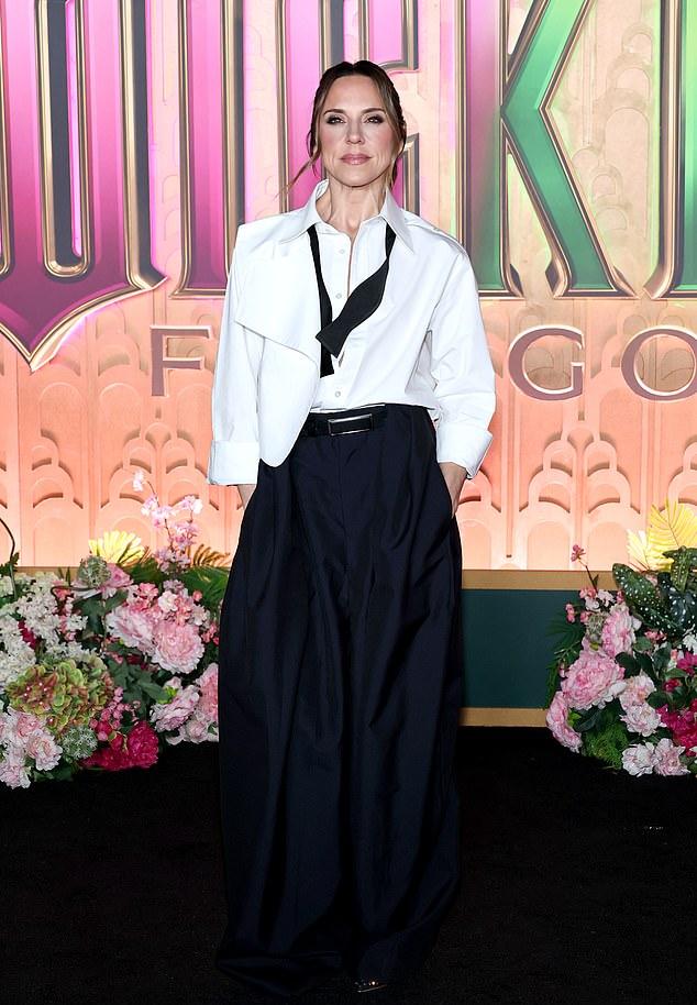 Мел была воплощением шика в белой рубашке с манишкой, дополненной расстегнутой черной бабочкой и брюками палаццо.