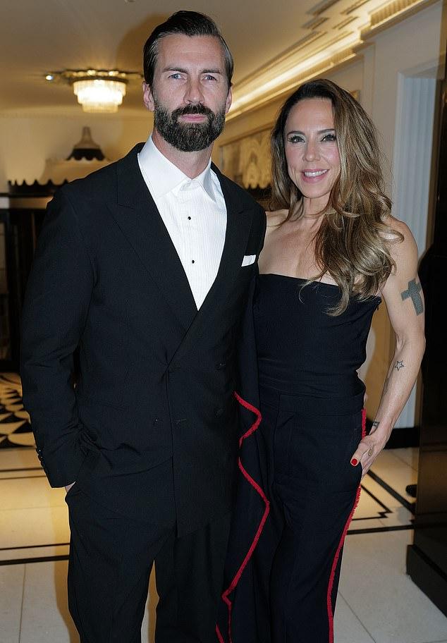 На прошлой неделе Мел раскрыла детали знакомства с Крисом в эфире подкаста Life Uncut Бриттани Хокли и Лоры Бирн.