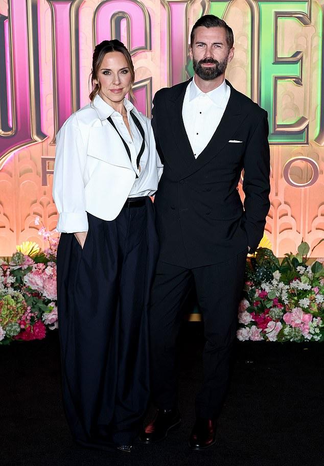 Мел Си (51) и её бойфренд Крис Дингуолл совершили редкое появление на красной дорожке нью-йоркской премьеры «Злая: Во имя добра» в понедельник вечером.