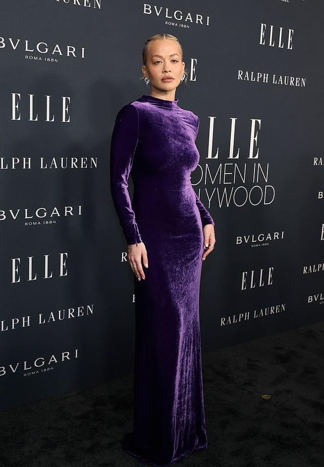 Хитмейкер уложила светлые локоны в высокую прическу, дополнив образ эффектными бриллиантовыми серьгами.