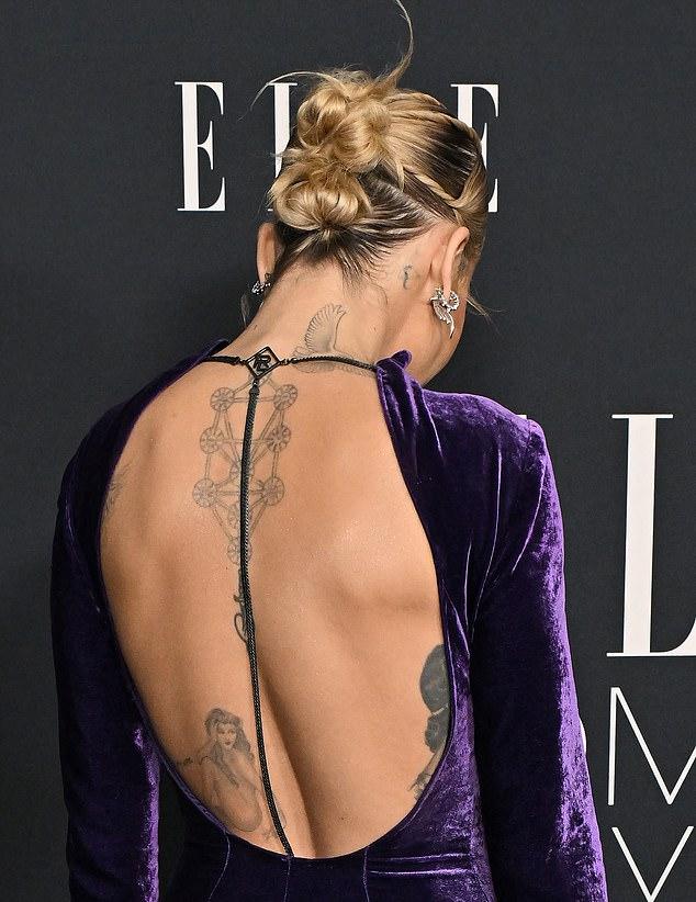Рита Ора продемонстрировала свою коллекцию татуировок на спине, позируя в поразительном бархатном платье на мероприятии ELLE Women in Hollywood в Лос-Анджелесе в понедельник