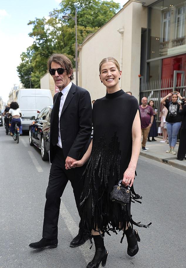 Розамунд Пайк, назвав Роби Юниака "мужем", похоже, случайно выдала тайну брака со своим партнером, с которым они 16 лет.