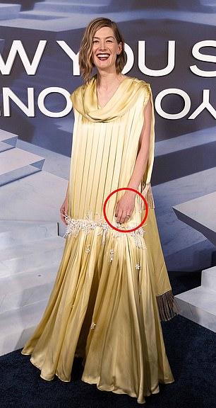 На прошлой неделе на премьере "Иллюзии обмана" Розамунд позировала с кольцом на безымянном пальце, позже переместив его на средний палец левой руки.