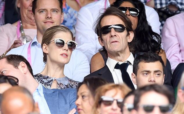 Розамунд Пайк, похоже, проговорилась о тайном замужестве со своим партнером, с которым она живет 16 лет – назвав его «мужем» в новом интервью на этой неделе