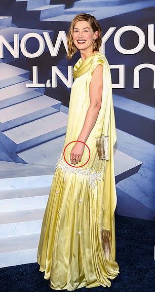 На недавней премьере Розамунд позировала с кольцом на безымянном пальце, затем передвинув его на средний палец левой руки.