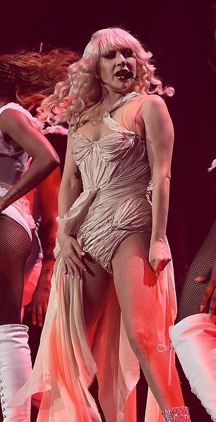 В кремовом боди 39-летняя певица эффектно продемонстрировала стройные ноги на парижской Accor Arena, выступая в рамках тура Mayhem Ball.