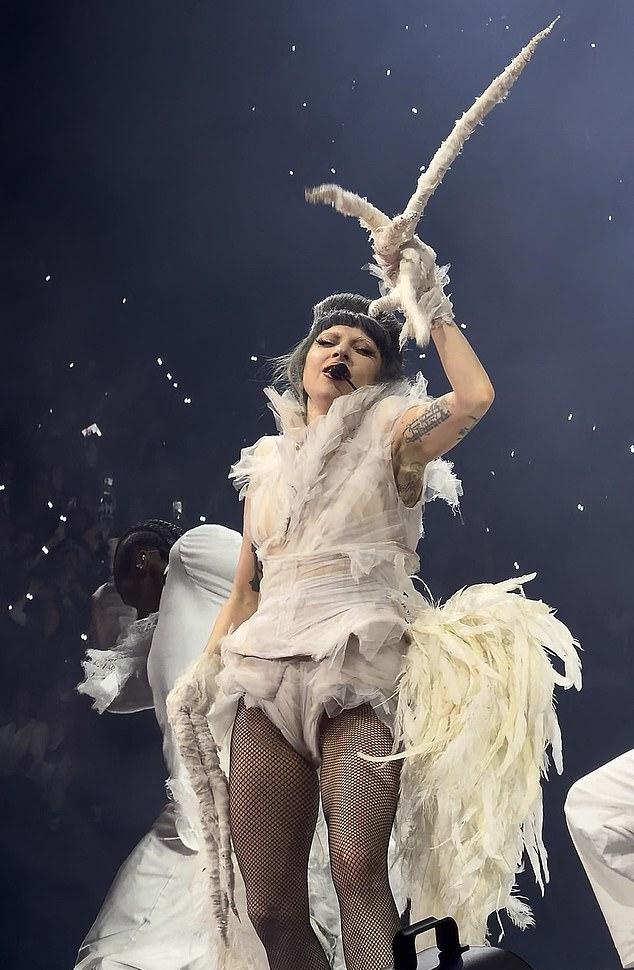 Она поразила всех в полупрозрачном белом наряде с роскошным шлейфом и элегантных перчатках с удлиненными пальцами.