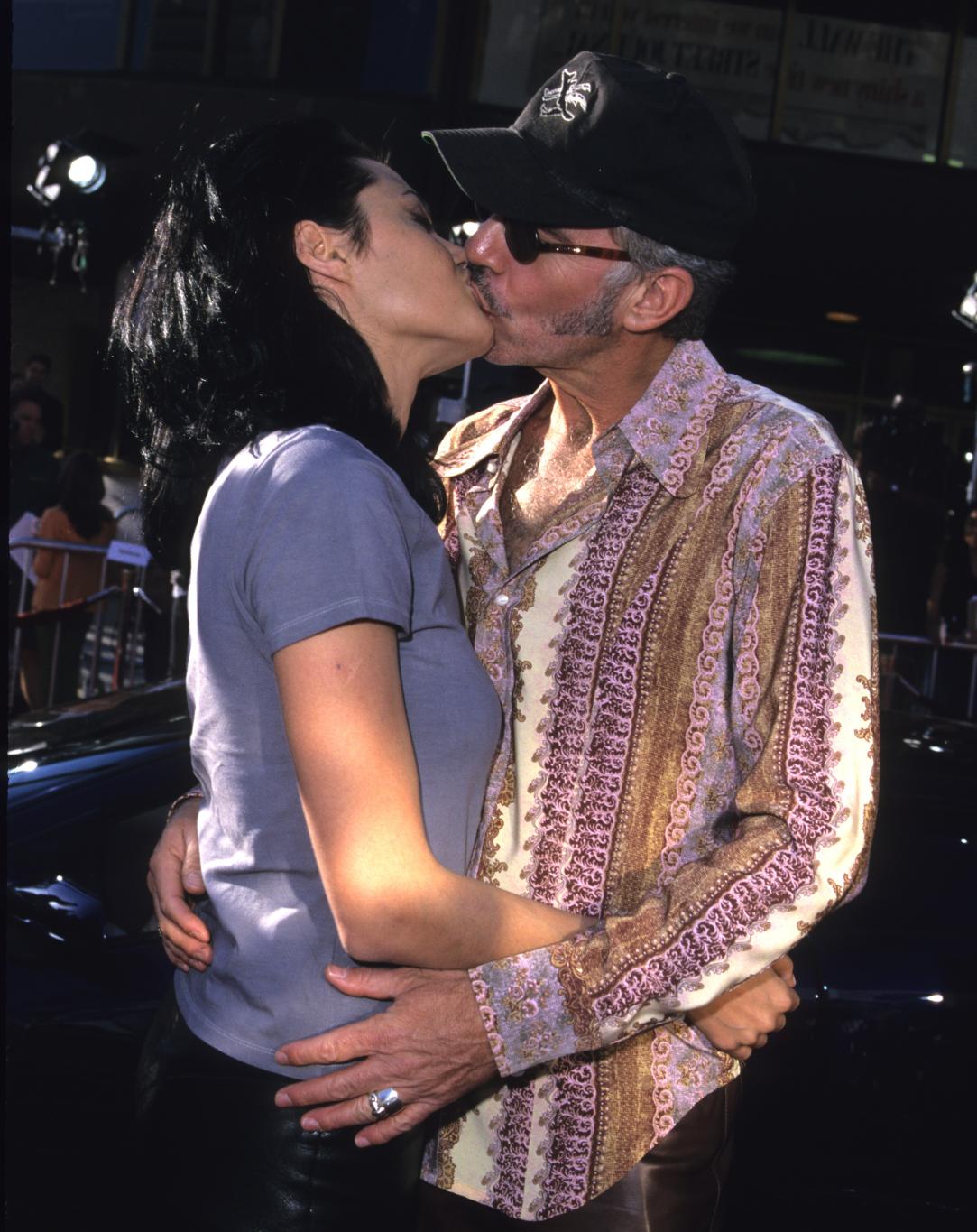 Поцелуй Билли Боба Торнтона и Анджелины Джоли на премьере фильма «Угнать за 60 секунд» в Лос-Анджелесе.