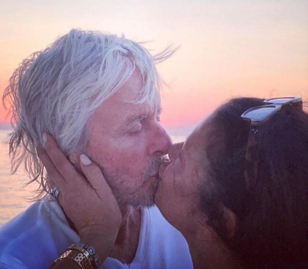 Майкл Дуглас поделился трогательным архивным фото с Кэтрин Зетой-Джонс в честь 25-й годовщины их свадьбы