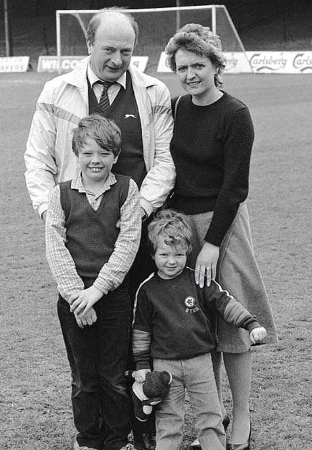 Грэм Карр (81 год, слева), бывший игрок «Нортгемптон Таун». Алан сказал, что фанаты постоянно их останавливали.