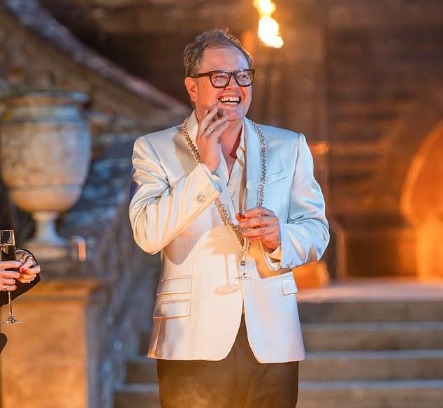 Алан Карр раскрыл самую необычную просьбу о подписи и как его отец-футболист научил его справляться со славой.