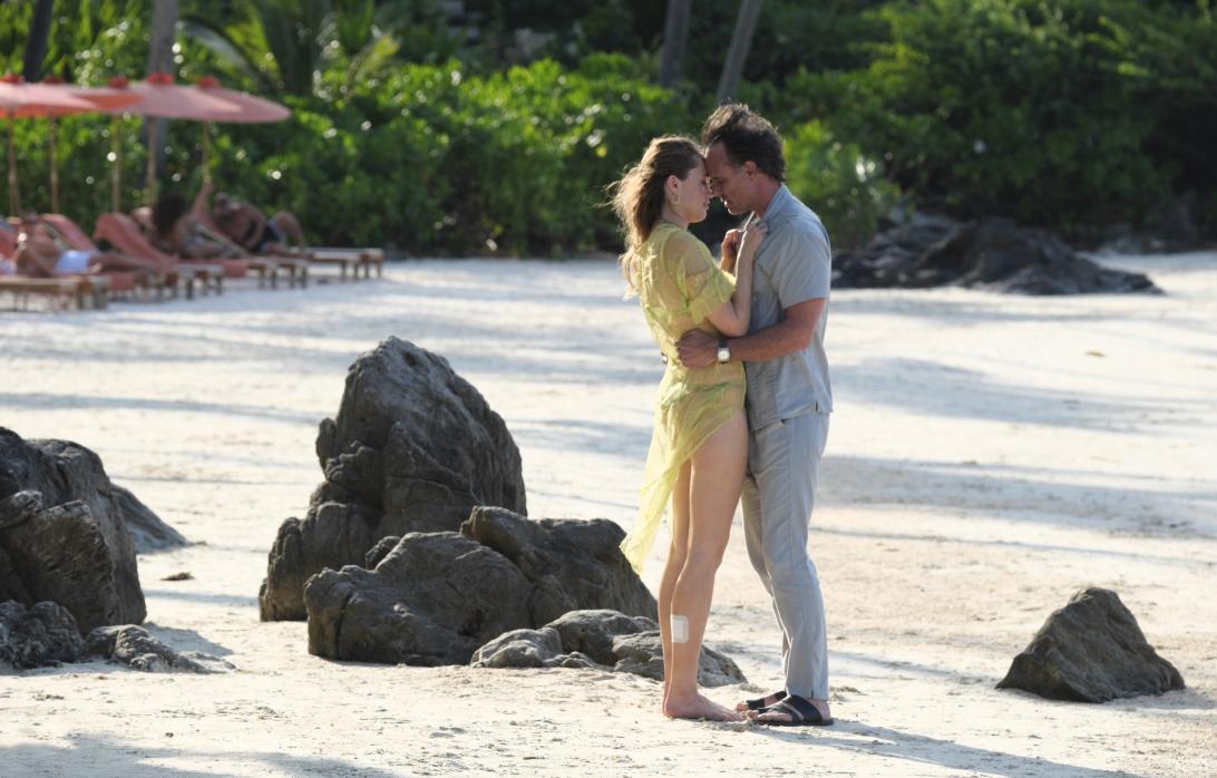 Эйми Лу Вуд и Уолтон Гоггинс слились в объятиях на солнечном пляже.