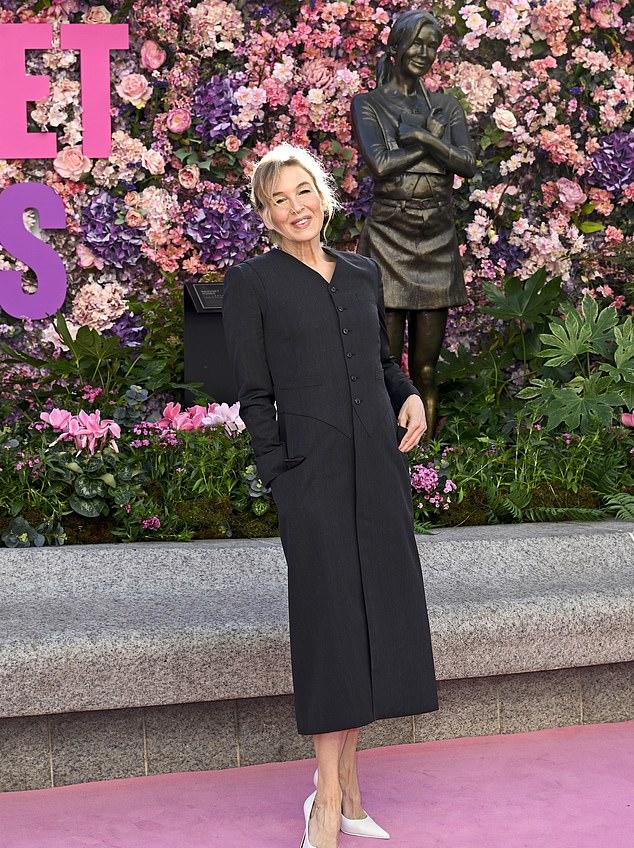 Телеведущий в сторис Instagram поздравил лауреатку "Оскара" с открытием статуи её героини Бриджит Джонс в Лондоне на этой неделе.