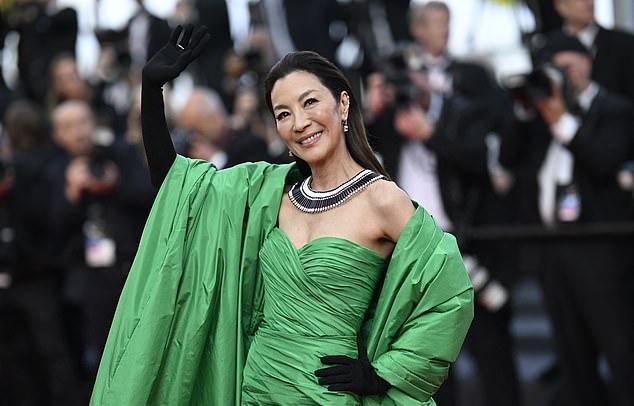 В интервью в среду Мишель Йео, обсуждая расизм в кино, рассказала, что азиатские родители учили ее "видеть, но не слышать".