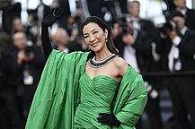 Мишель Йео рассказала о том, как азиатские родители воспитали в ней чувство, что её ‘должны видеть, но не слышать’, и затронула тему расизма в киноиндустрии