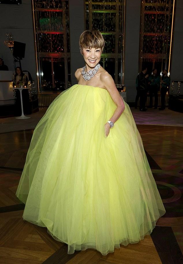 63-летняя малайзийская актриса в подкасте Элизабет Дэй "Как провалиться" (вышел на этой неделе) рассказала о карьере и детстве.