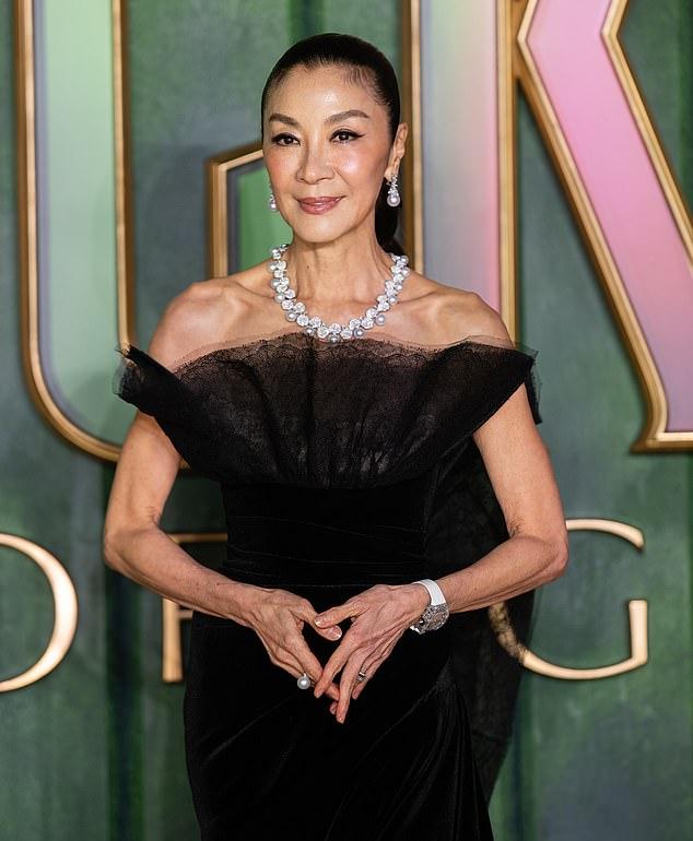 Она о детстве: "Полагаю, азиатские родители, особенно мамы, хотят, чтобы детей было видно, но не слышно — без права голоса".