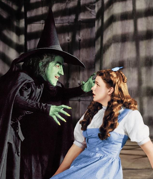 Она дебютирует в классическом детском романе Баума 1900 года «Волшебник страны Оз» и затем появляется в большинстве его продолжений.