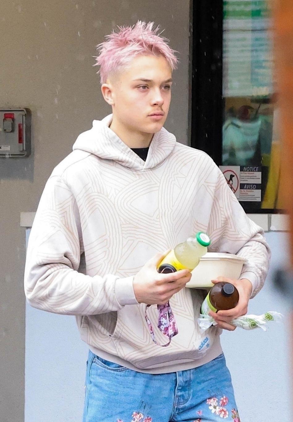 Сын Анджелины Джоли, Нокс, покрасил волосы в розовый