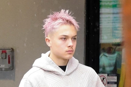 Сын Анджелины Джоли, Нокс, покрасил волосы в розовый