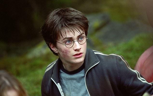 36-летний актер известен главной ролью в кинофраншизе «Гарри Поттер» по романам Дж.К. Роулинг (на фото: «Узник Азкабана», 2004).