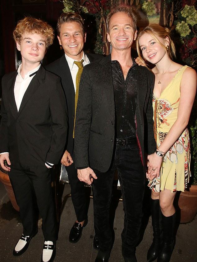 Близнецы Харпер Грейс и Гидеон Скотт со своими родителями в сентябре.