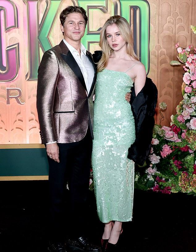 15-летняя Харпер Грейс Бертку-Харрис появилась с отцом Дэвидом Берткой на вечерней премьере мюзикла "Злая: Во имя добра!" во вторник в Нью-Йорке.